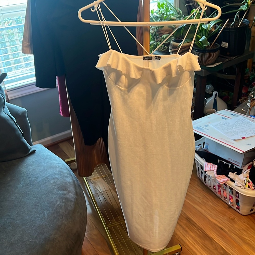Boohoo nights white size 6 little white dress 🔥. Lined bra area. Split in back